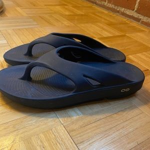 Men’s navy Oofos flip flops size 11. Worn a few times only. No sign of wear.